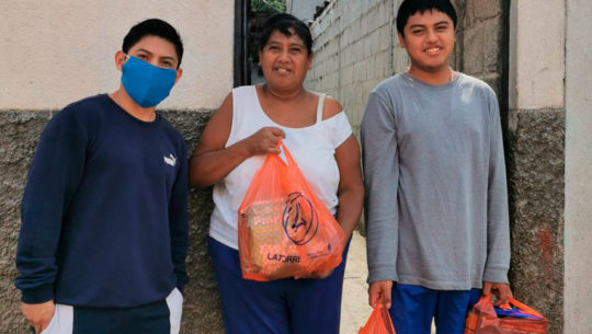 Jorge Vega ayudó a familias de Jocotenango e invitó a los guatemaltecos a unirse a la causa