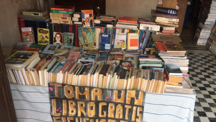 Librería Noj, en Quetzaltenango, regala libros a quienes no pueden comprar uno 2020