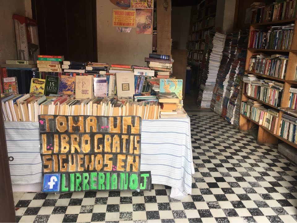 Librería Noj, en Quetzaltenango, regala libros a quienes no pueden comprar uno