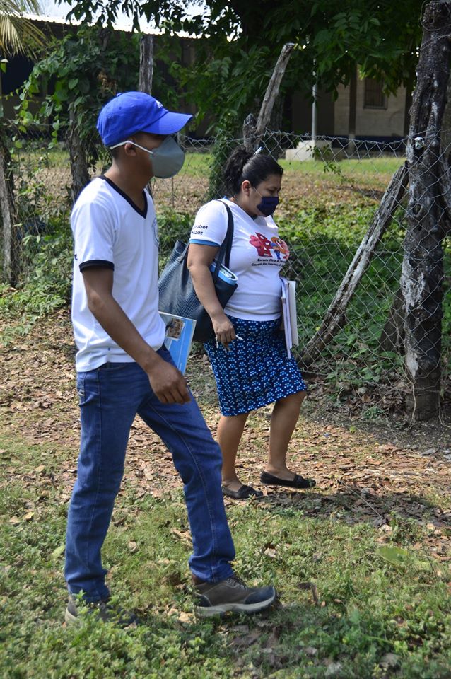 Maestros visitan las casas de sus alumno