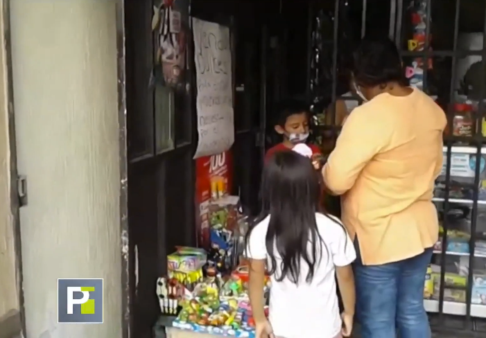 Niño vende juguetes para ayudar a los necesitados