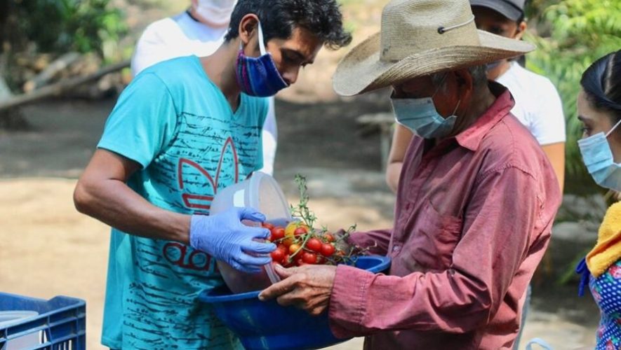 Paredon Surf House donó alimentos a familias de El Paredón, Escuintla