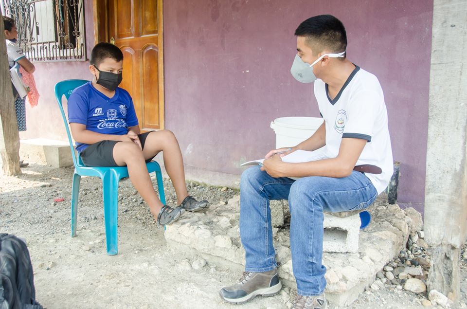 Profesores visitan a sus alumnos en Petén