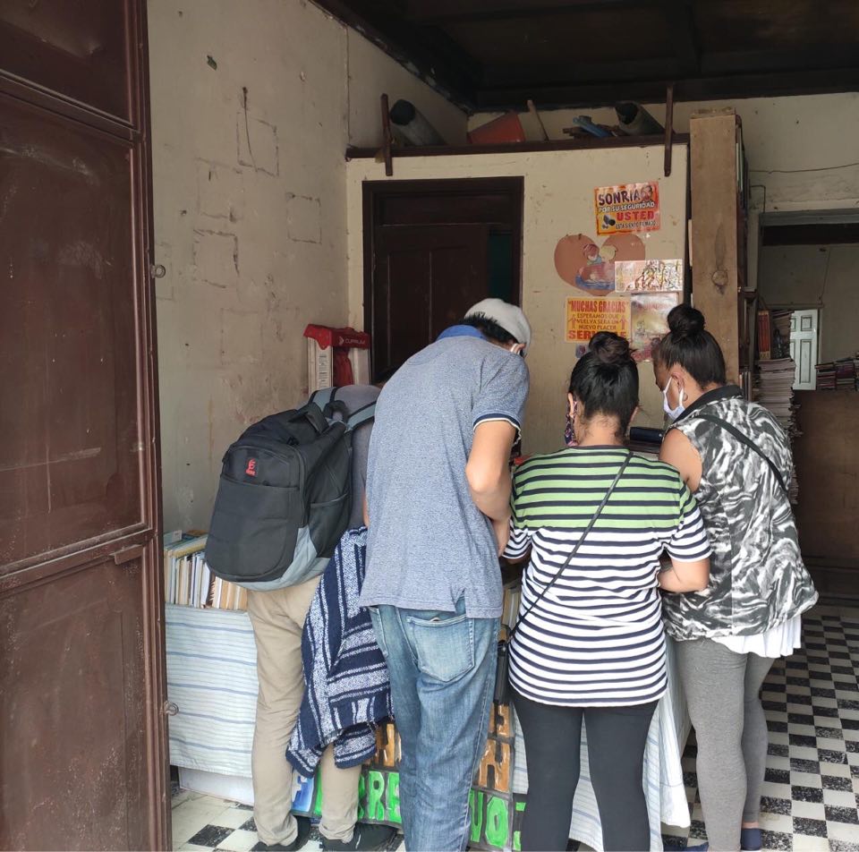 Regalan libros durante la emergencia del COVID-19 en Guatemala