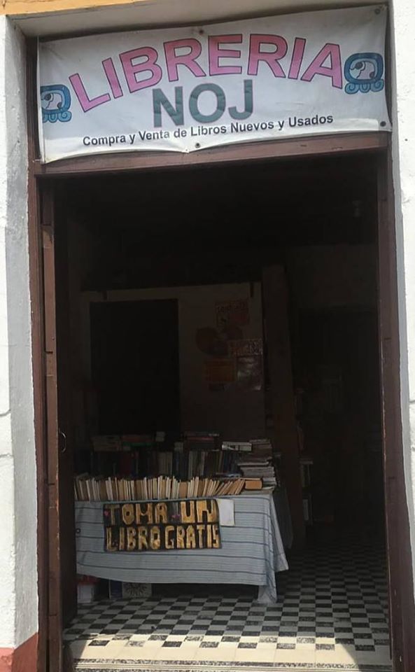 Regalan libros durante la emergencia del COVID-19