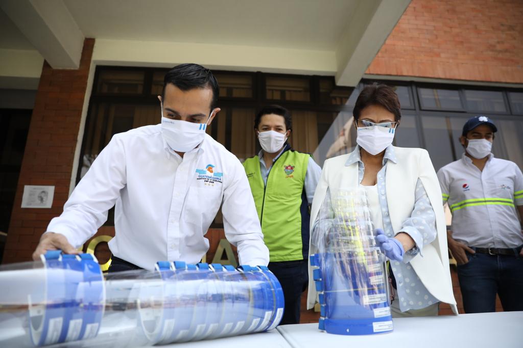 Regalaron máscaras protectoras a servidores públicos
