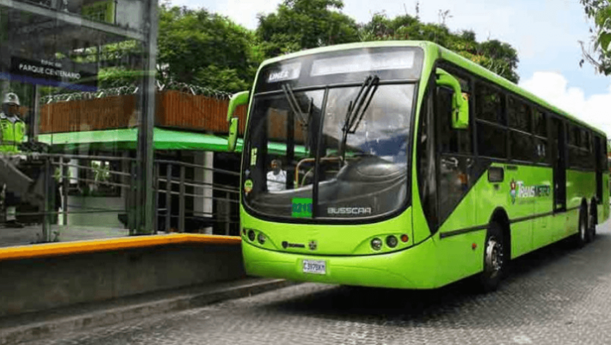 Transmetro traslada a médicos y enfermeras que atienden a pacientes con COVID-19