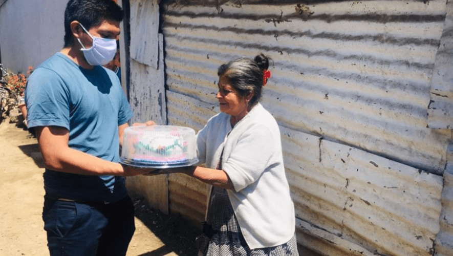 Universitarios regalaron pasteles a las mamás de escasos recursos en Quetzaltenango, mayo 2020