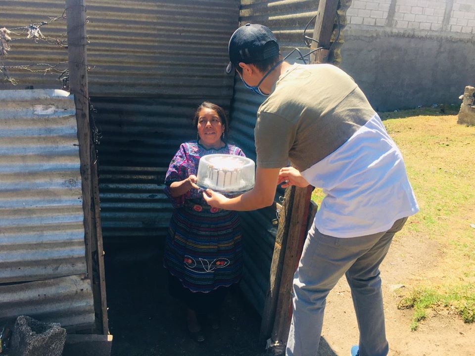 Universitarios regalaron pasteles a las mamás de escasos recursos en Quetzaltenango