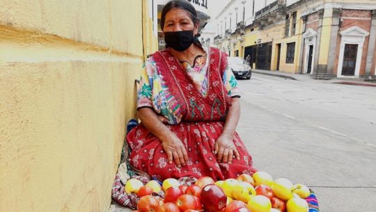 Quetzaltecos se unen para comprar verduras a Doña María Dominga en Quetzaltenango