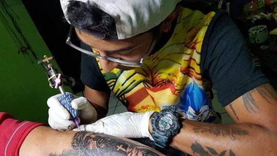 Veneno Tattoos hará tatuajes a bajo costo para recolectar víveres en Cobán