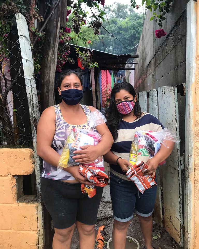 Asociación GuateCare dona bolsas de víveres a familias de escasos recursos durante el COVID-19 2020