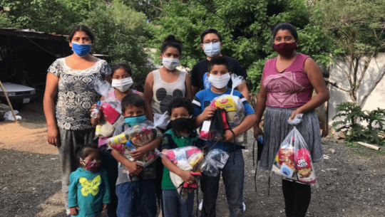 Asociación GuateCare dona bolsas de víveres a familias de escasos recursos durante el COVID-19