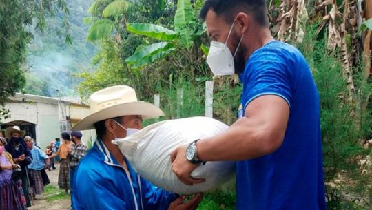 COVID-19: Cobán Imperial continua apoyando con víveres a familias necesitadas en Alta Verapaz