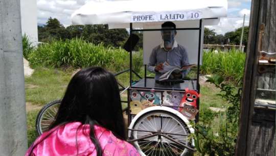 Gerardo Ixcoy adaptó un triciclo para impartir clases a sus alumnos CORONAVIRUS