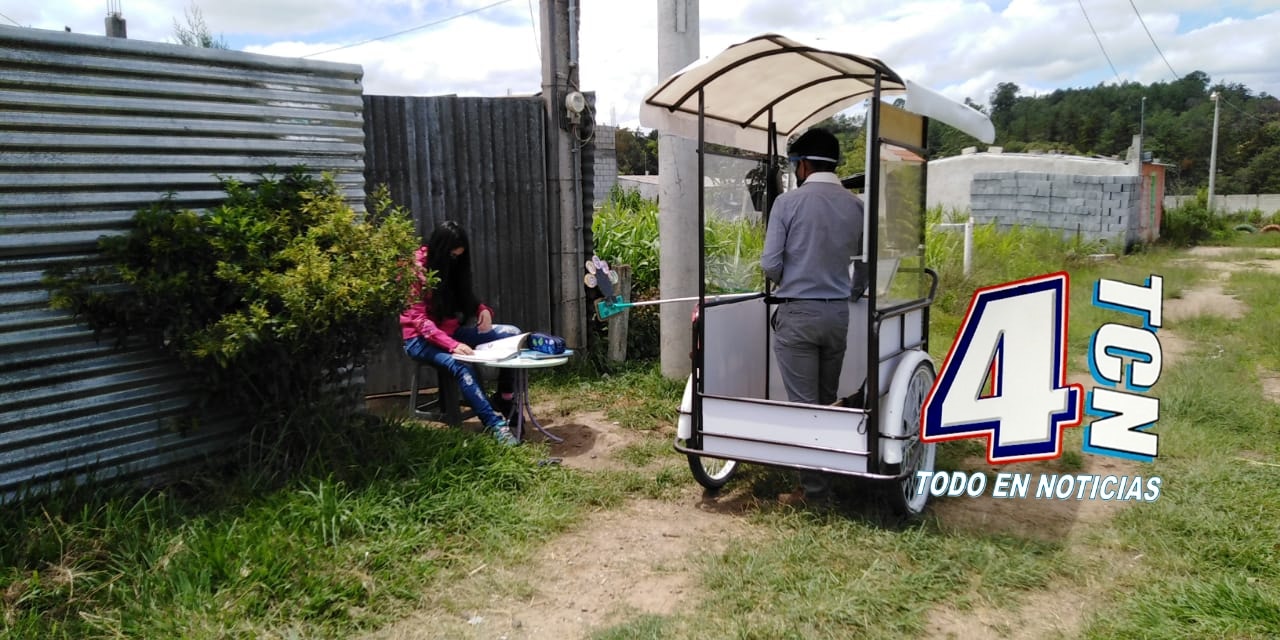 Gerardo Ixcoy adaptó un triciclo para impartir clases a sus alumnos durante el COVID-19