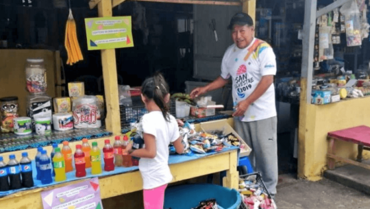 Guillermo regaló golosinas y refrescos a los niños en Esquipulas, Chiquimula