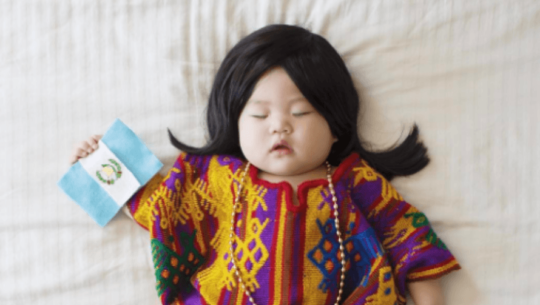 Joey, bebé disfrazada mientras duerme, portó el traje regional de San Juan Sacatepéquez