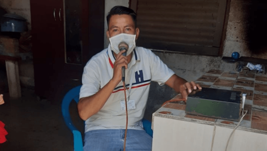Maestro imparte clases a sus estudiantes con altoparlantes en Suchitepéquez