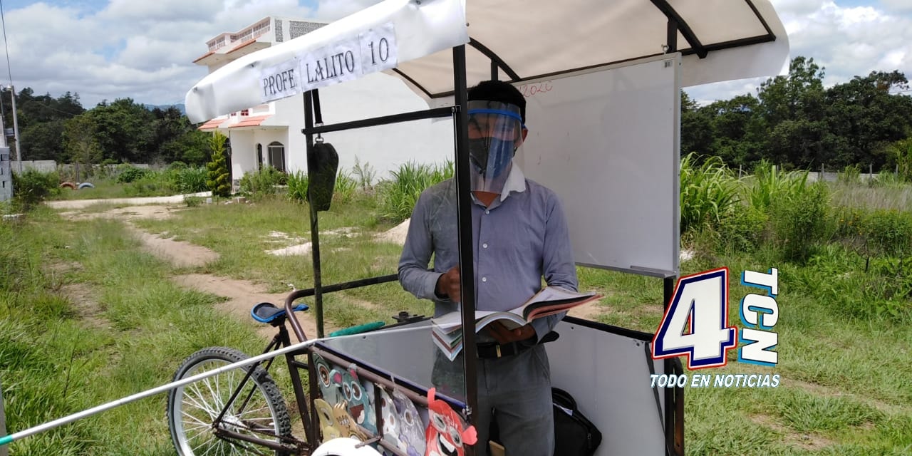 Maestro visita a sus alumnos en un triciclo Quiché