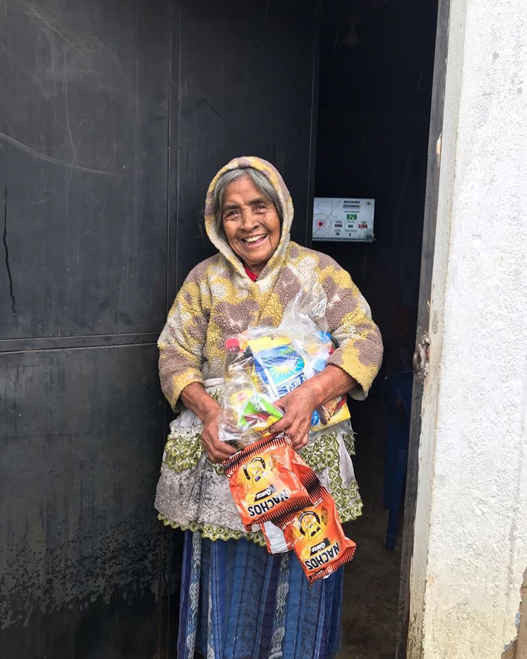 Regalan víveres a los más necesitado