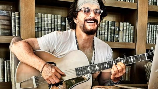 Ricardo Arjona sorprendió a una fanática con una emotiva videollamada 