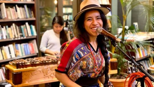 Sara Curruchich firmó con sello discográfico en España para lanzar su disco Somos en Europa