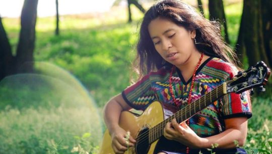 Sara Curruchich, primera cantautora guatemalteca en triunfar cantando en kaqchikel