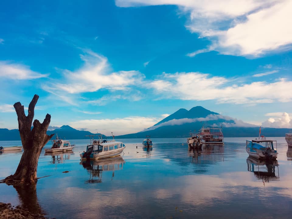 Sorprende el agua cristalina del Lago de Atitlán Guatemala
