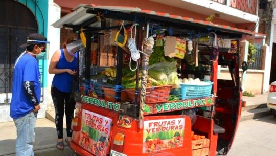 Crean mercado móvil dentro de un tuc tuc en el departamento de Petén