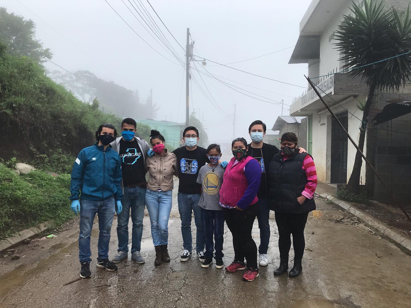 dona bolsas de víveres a familias de escasos recursos durante el COVID-19