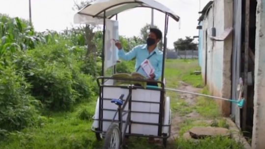 Bloomberg compartió la historia de Gerardo Ixcoy, quien da clases a domicilio en triciclo