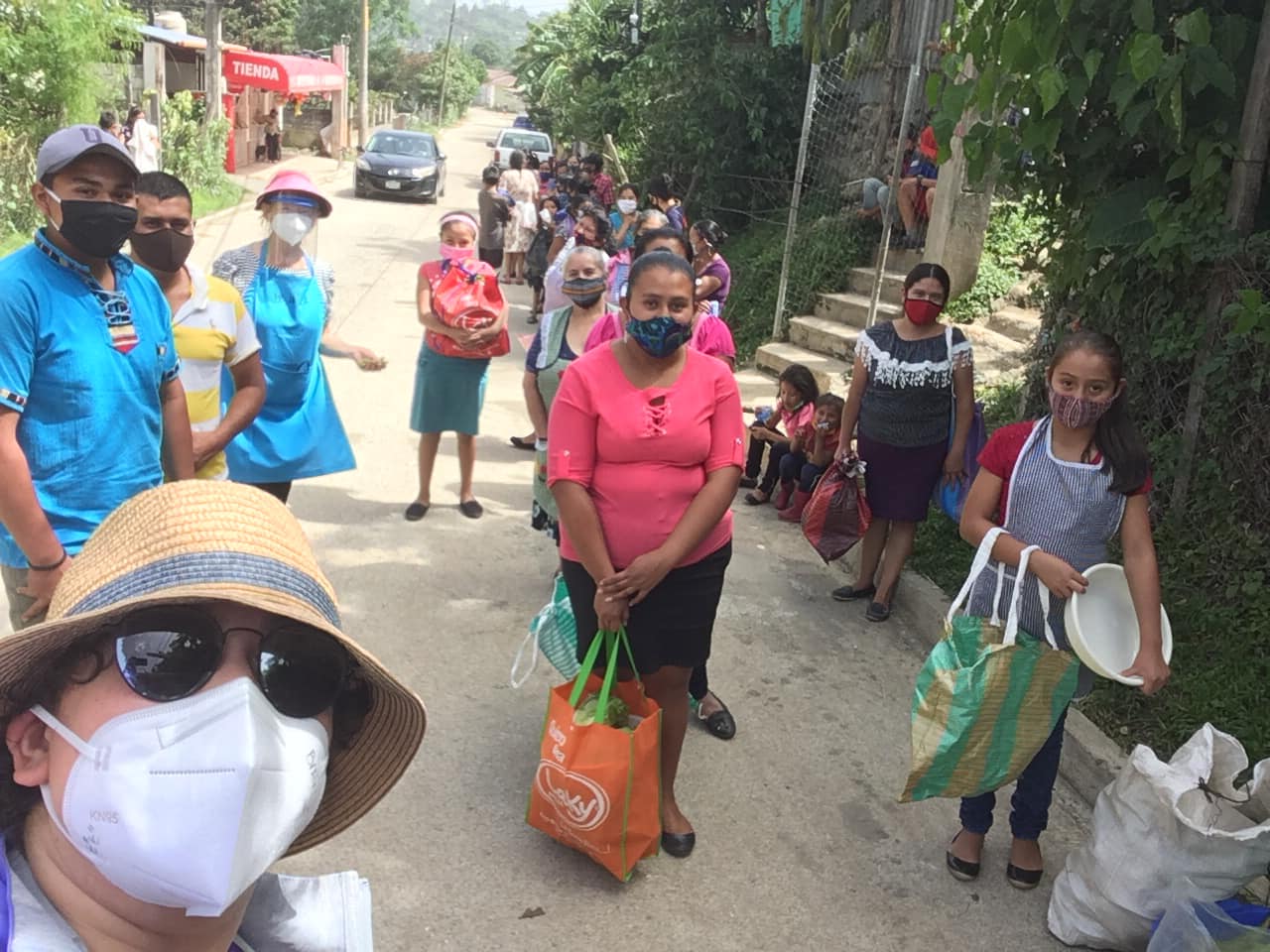 Canastas mejoradas de víveres a familias de escasos recursos Guatemala COVID-19