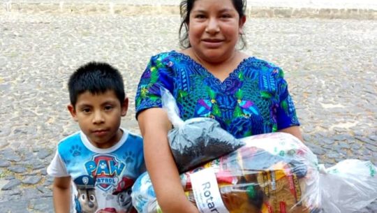 Club Rotario La Antigua Guatemala brinda donaciones de alimentos a familias necesitadas