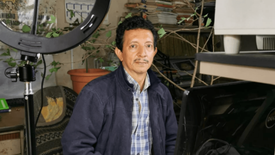 Docente de la USAC se reinventa y sorprende al impartir clases en línea