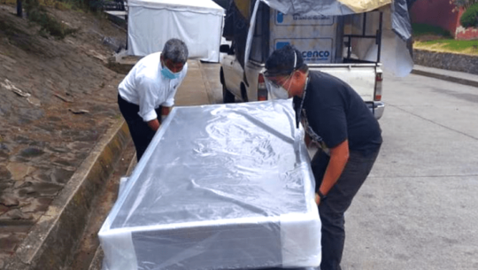 Guatemalteco, recuperado de COVID-19, donó camas a hospital de Antigua Guatemala