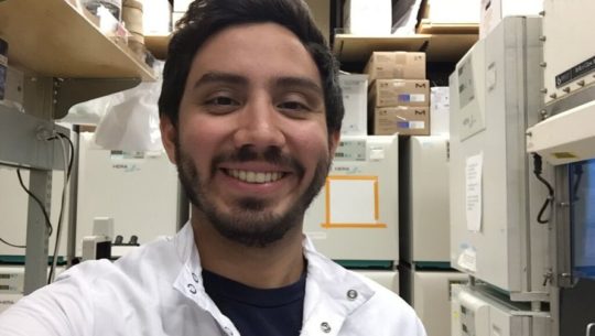 Jeffrey Reina investiga tratamiento contra el cáncer en Estados Unidos