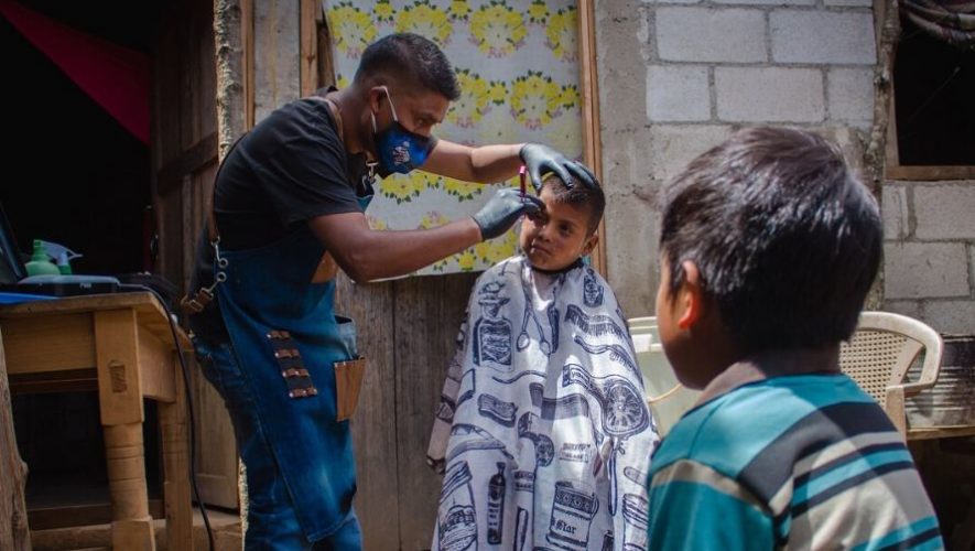 Manos a la Obra y Peluquería Emmanuel cortaron cabello gratis