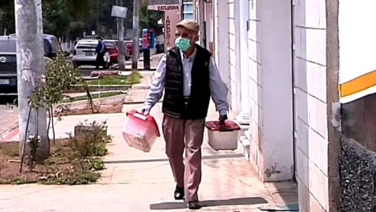 Marco Villagran, abuelito de 76 años, vende sus productos en Quetzaltenango
