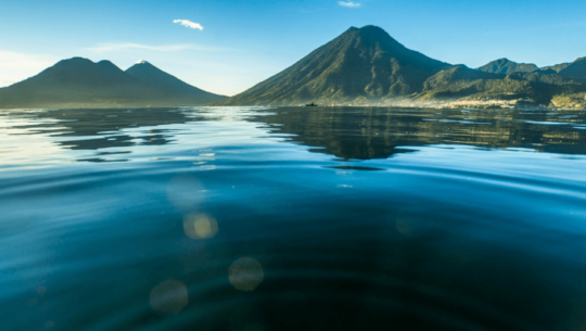 Organización recoge y recicla aceite de cocina para conservar el Lago de Atitlán en Sololá