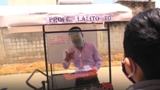 Telemundo destacó al profesor Gerardo Ixcoy por impartir clases en triciclo