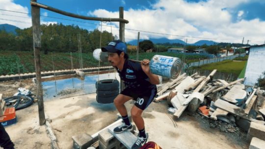 Univisión destacó a ciclista guatemalteco por su creatividad de hacer un gimnasio en casa