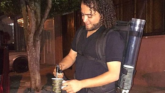 Marlon Monterroso vende café en calles de la Ciudad de Guatemala y sorprende por su entusiasmo
