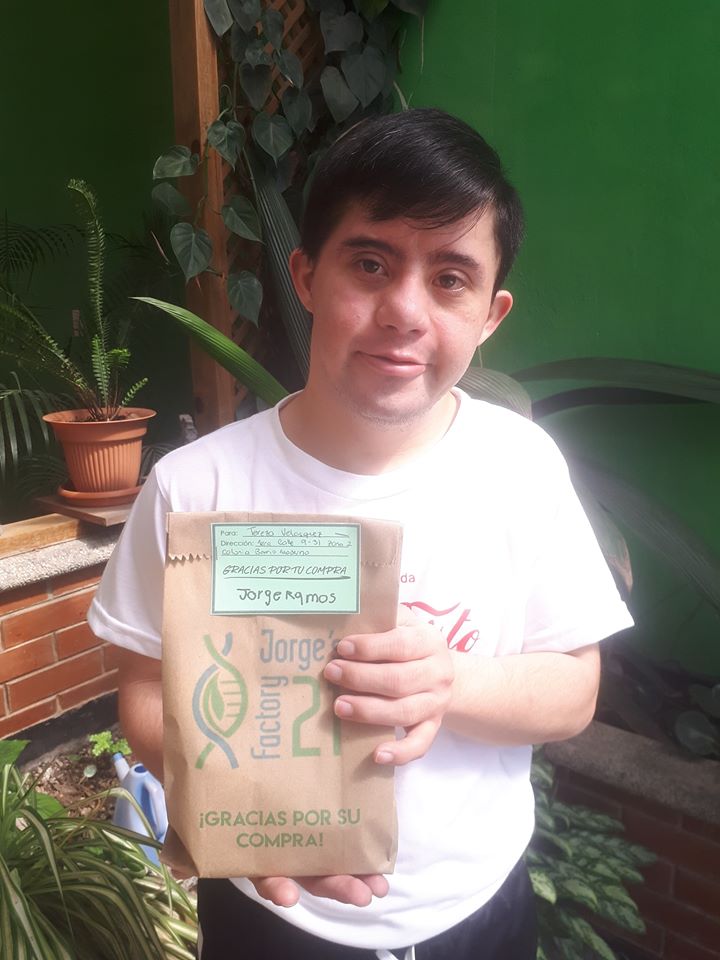 guatemalteco con síndrome de Down que elabora cremas y alcohol en gel