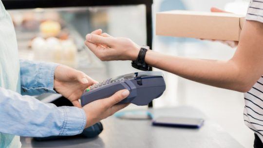 Banco Industrial ofrece pagos sin contacto con tu reloj inteligente en Guatemala
