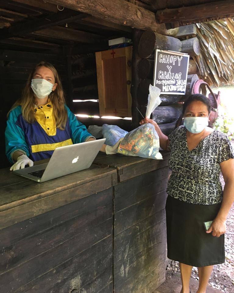 Green Rush y Fundación Mano Amiga donaron bolsas de víveres a familias de escasos recursos