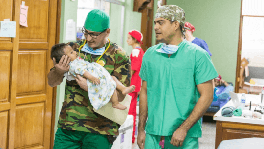 Operación Sonrisa recauda fondos para apoyar a niños con labio fisurado y paladar hendido