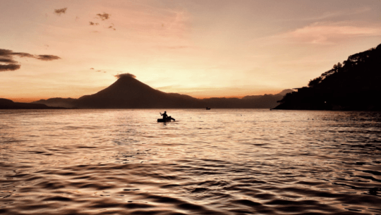 Reciclan aceite de cocina para salvar el Lago de Atitlán