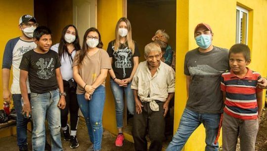 movimiento-se-feliz-guatemala-construyo-casa-pareja-abuelitos-alotenango