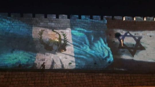 Bandera de Guatemala ilumina los muros de Jerusalén